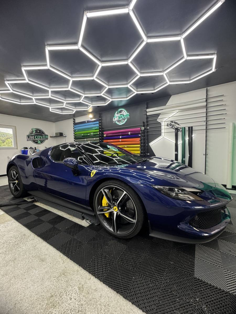 Prix covering complet de voiture pour particulier avec couleur personnalisée et effet carbone texturé appliqué par des professionnels de la personnalisation auto vers Pontarlier 25300 proche Lausanne en Suisse