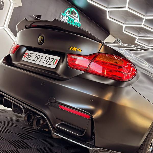 Covering intégral noir satin sur BMW M4 avec personnalisation jaune près de Pontarlier (25300), à la frontière suisse