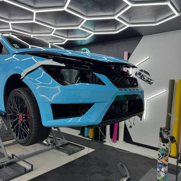 Covering intégral bleu ciel sur Seat Leon CUPRA proche Besançon (25000, Doubs)