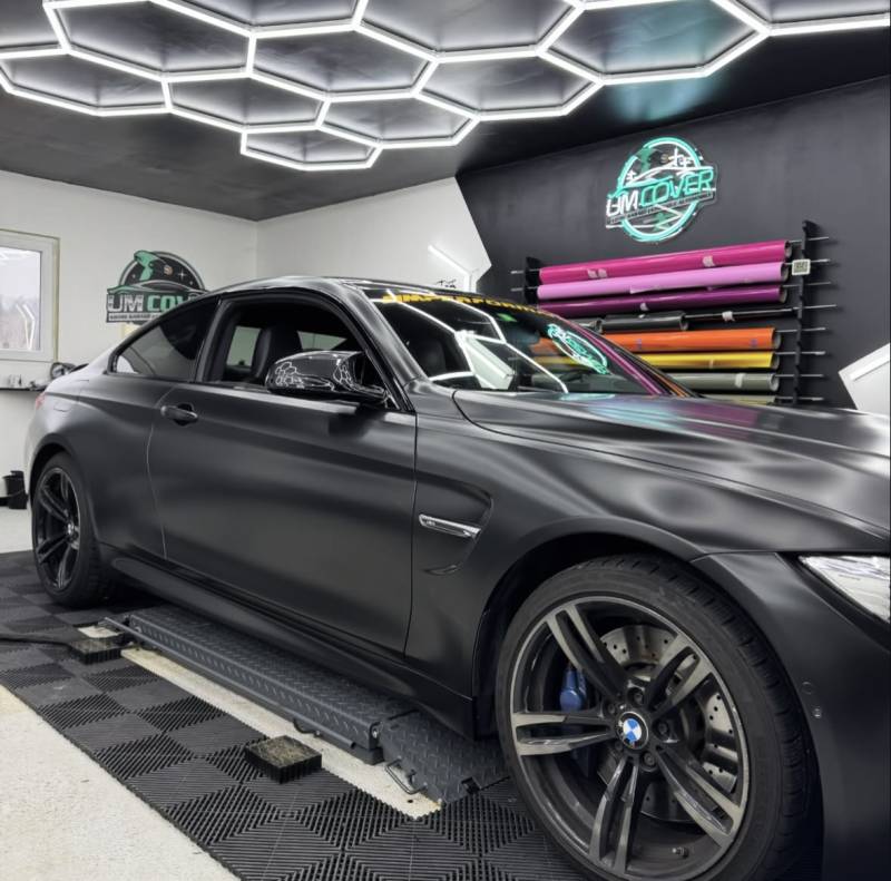 Covering total d'une BMW M4 en noir satin près Besançon dans le Doubs