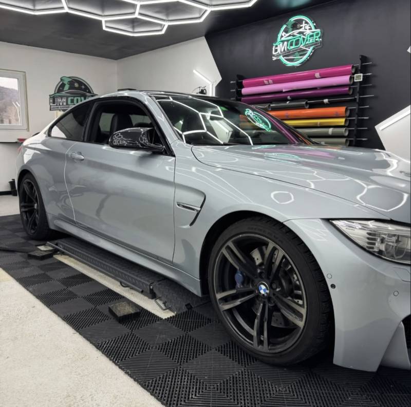 Covering total d'une BMW M4 en noir satin près Besançon dans le Doubs