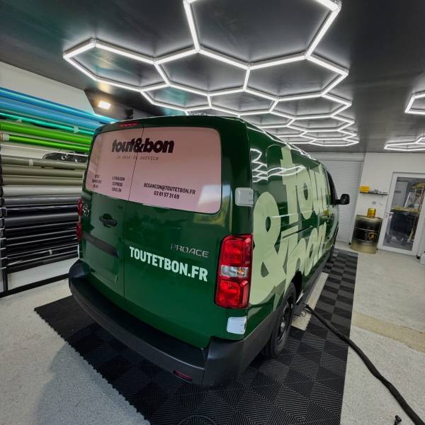 Toyota Proace – Covering vert foncé + marquage “Tout est bon” à Dijon (21000)