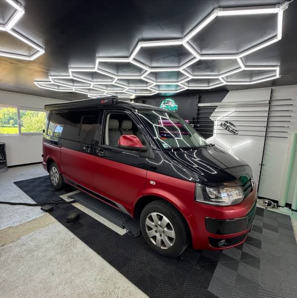 Covering partiel rouge satiné (partie basse) sur un Volkswagen T5 à Besançon (25000)