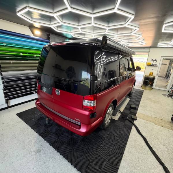 Covering partiel rouge satiné (partie basse) sur un Volkswagen T5 à Besançon (25000)