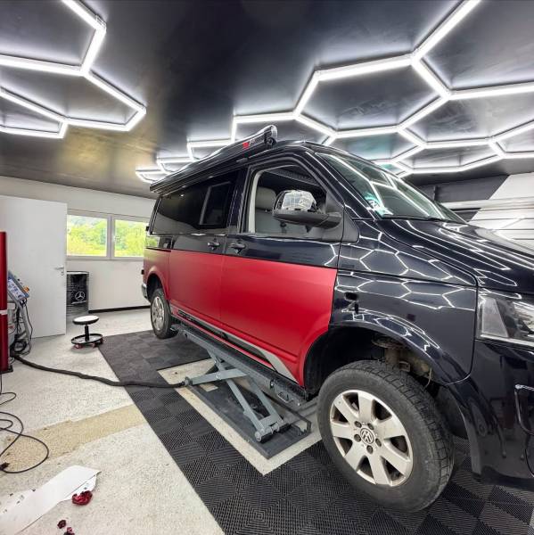 Covering partiel rouge satiné (partie basse) sur un Volkswagen T5 à Besançon (25000)