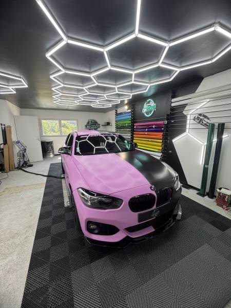 Covering intégral bi ton noir satin et rose satin sur BMW Série 1 à Besançon dans le Doubs