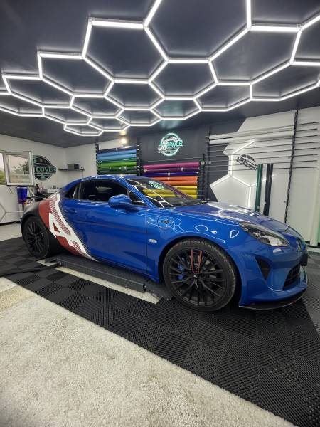 Covering partiel noir mat et kit déco Trackside sur Alpine A110 S à Pontarlier proche de la Suisse