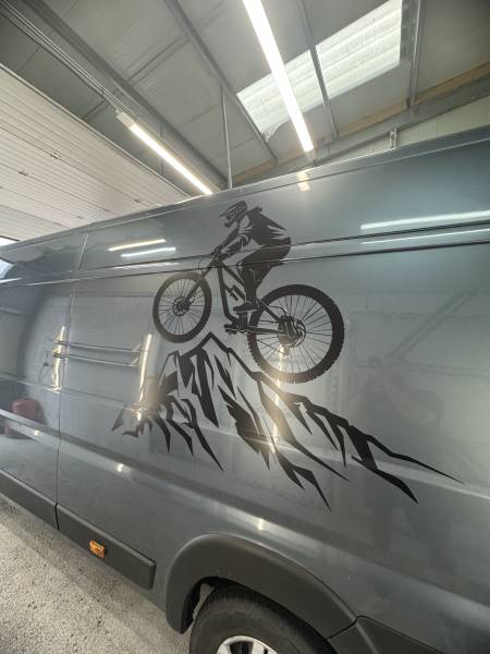 Marquage publicitaire personnalisé sur Fiat Ducato utilitaire à Pontarlier proche de la Suisse