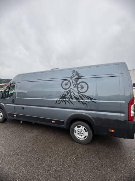Marquage publicitaire personnalisé sur Fiat Ducato utilitaire à Pontarlier proche de la Suisse