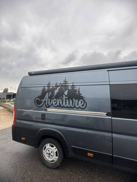 Marquage publicitaire personnalisé sur Fiat Ducato utilitaire à Pontarlier proche de la Suisse
